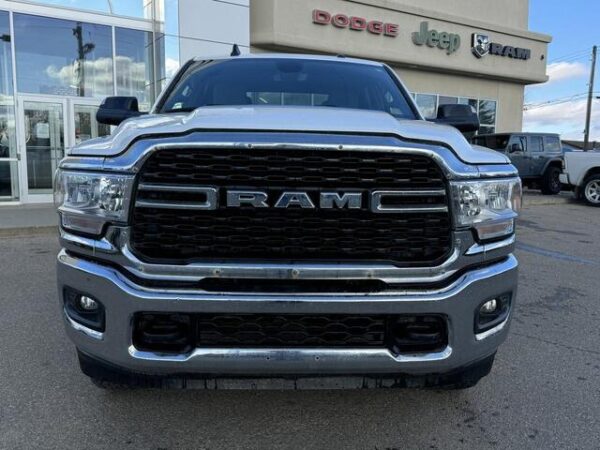 Used 2022 Ram 2500 Big Horn Crew Cab 4x4 | Low KMs | HEMI V8 | Front Bench | Cloth | Backup Camera Stock # P1731 - Image 9