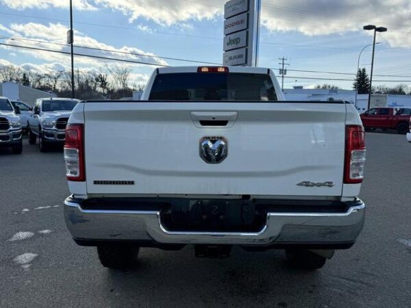 Used 2022 Ram 2500 Big Horn Crew Cab 4x4 | Low KMs | HEMI V8 | Front Bench | Cloth | Backup Camera Stock # P1731 - Image 5